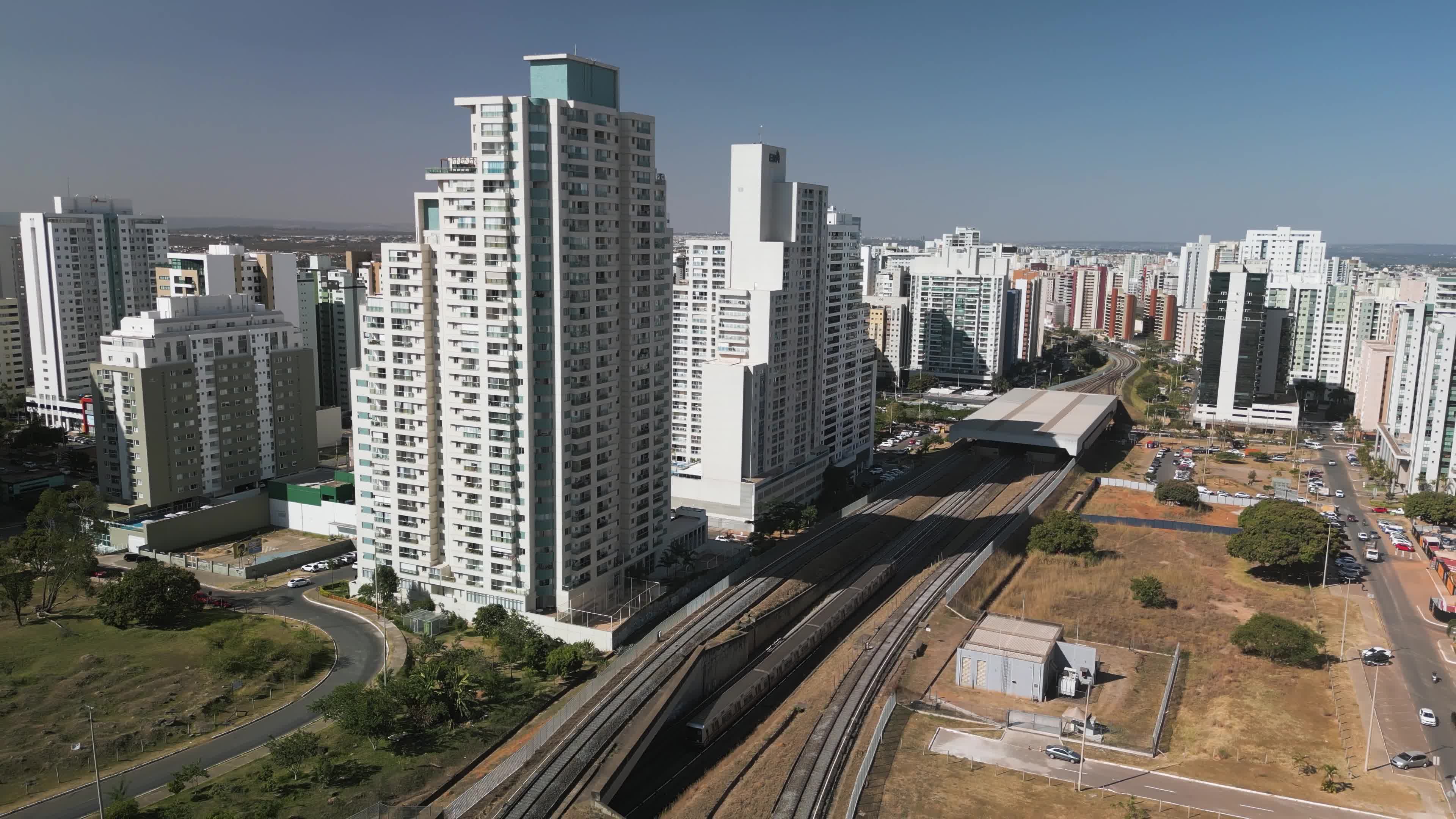 Arranha-céus e estação de metrô urbana