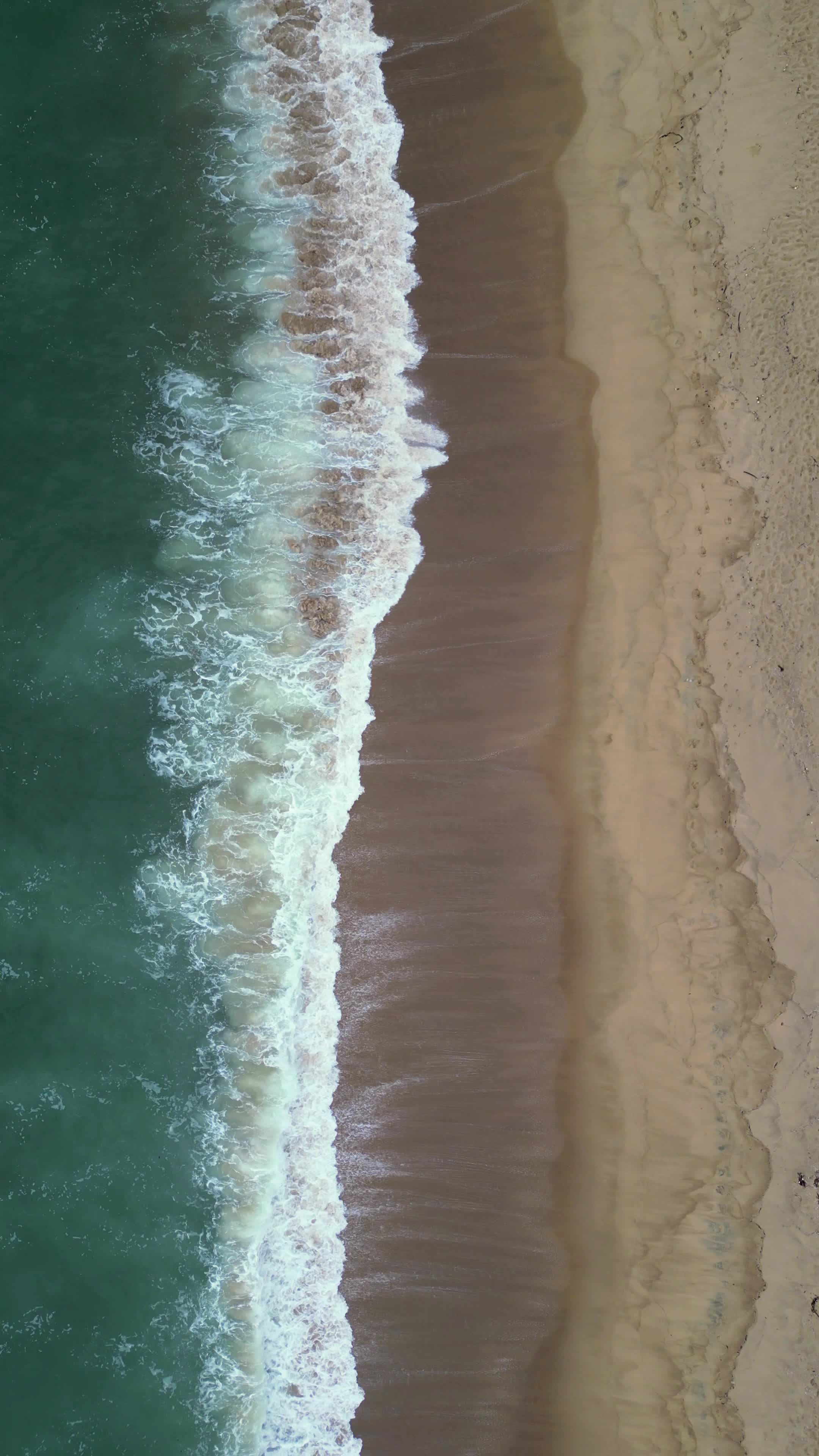 Ondas quebrando em praia deserta