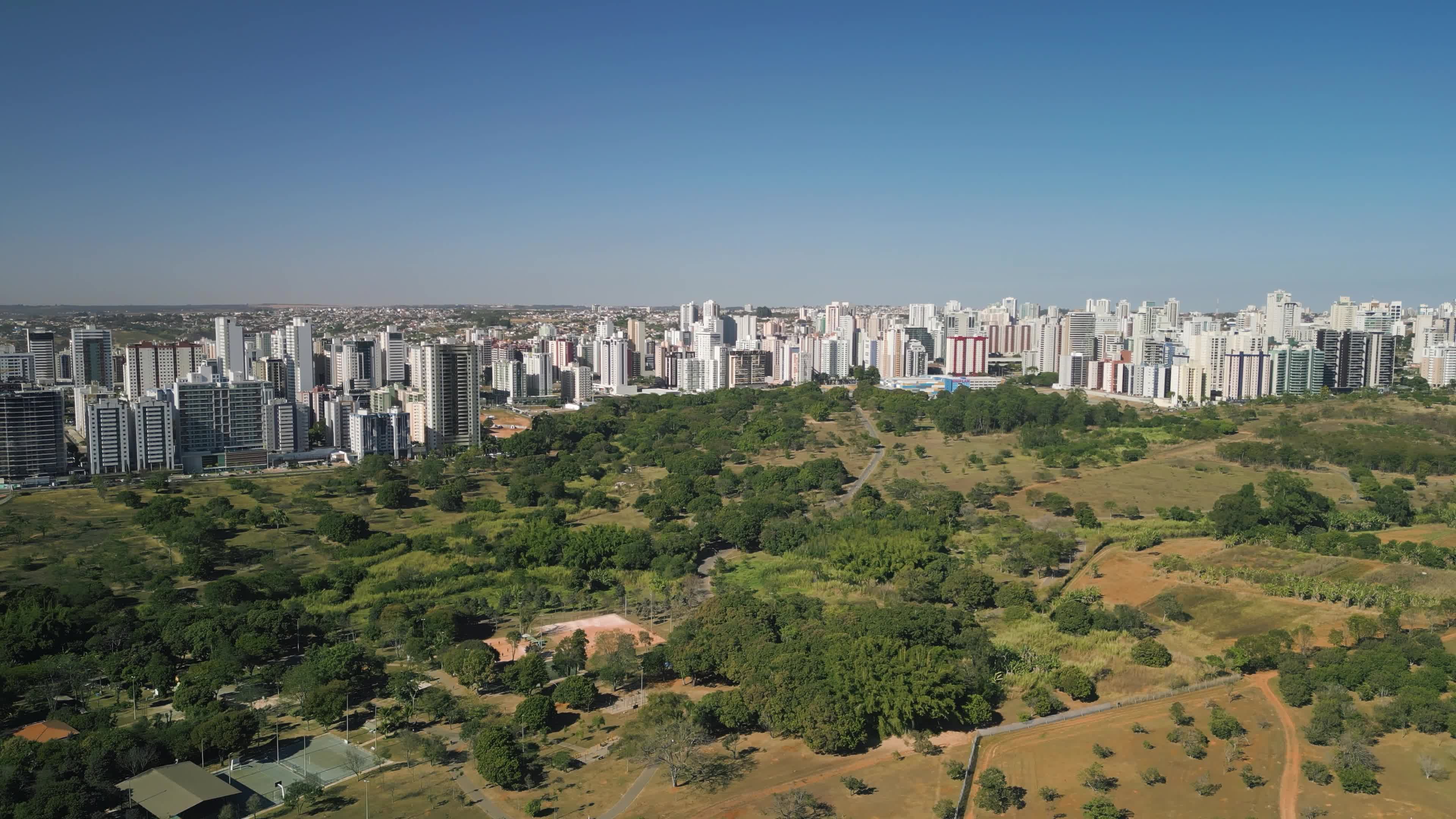 Parque urbano em meio aos prédios da cidade