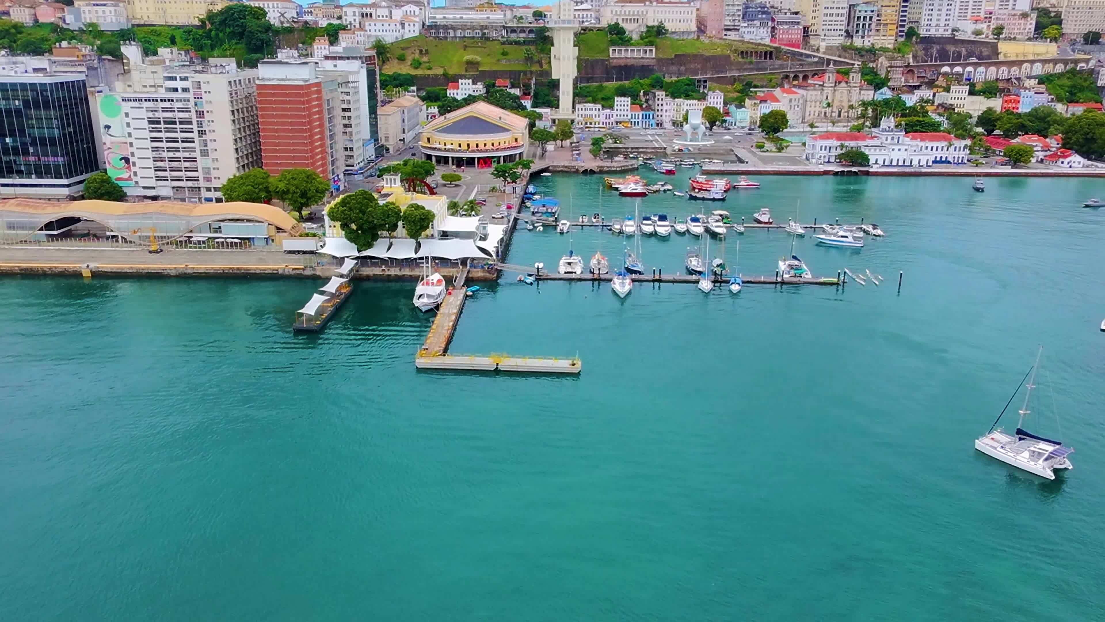 Sobrevoo entre o Forte de São Marcelo, Mercado Modelo  e o Elevador Lacerda – Salvador vista do alto