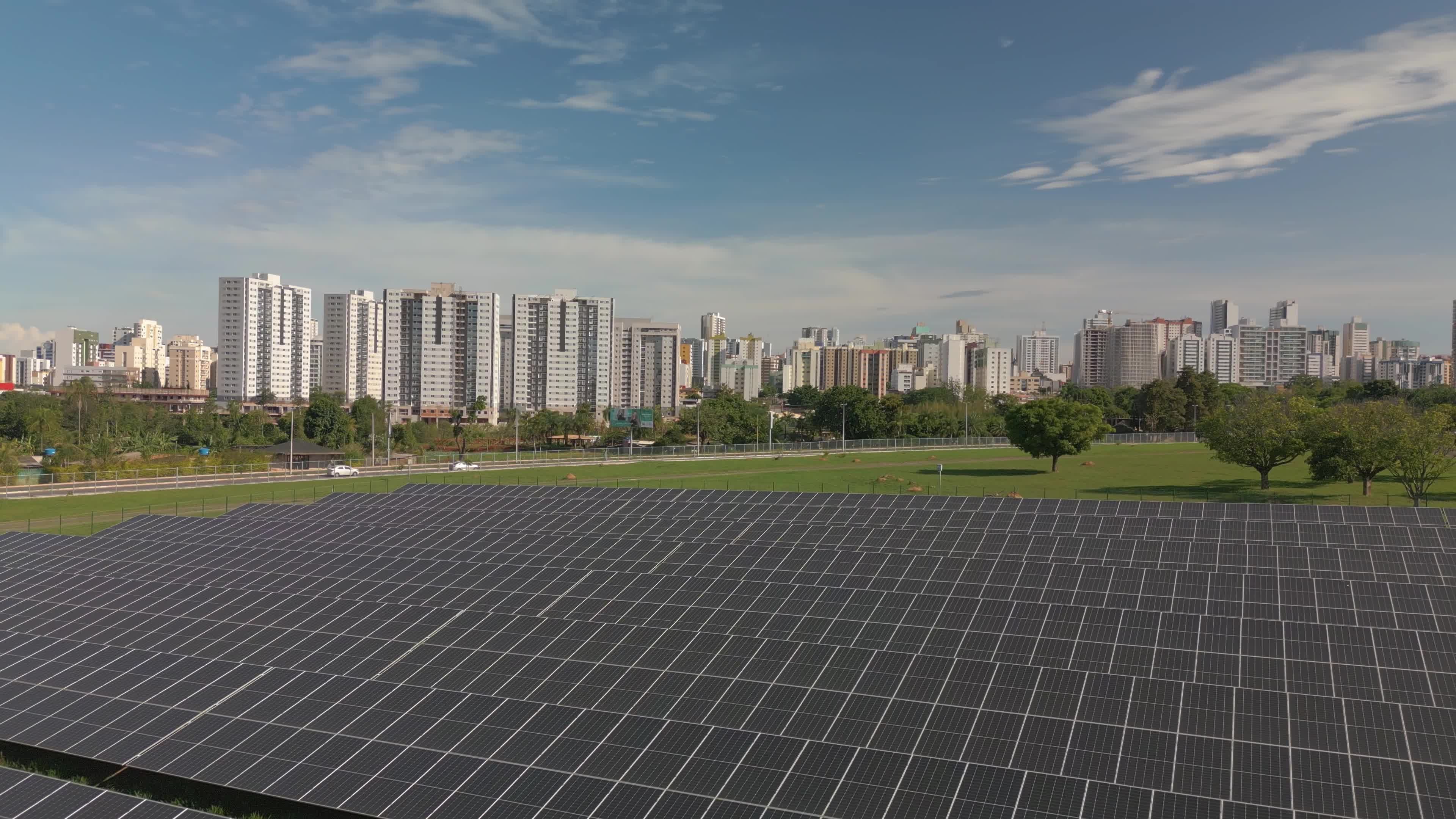 Usina solar ao lado de área urbana