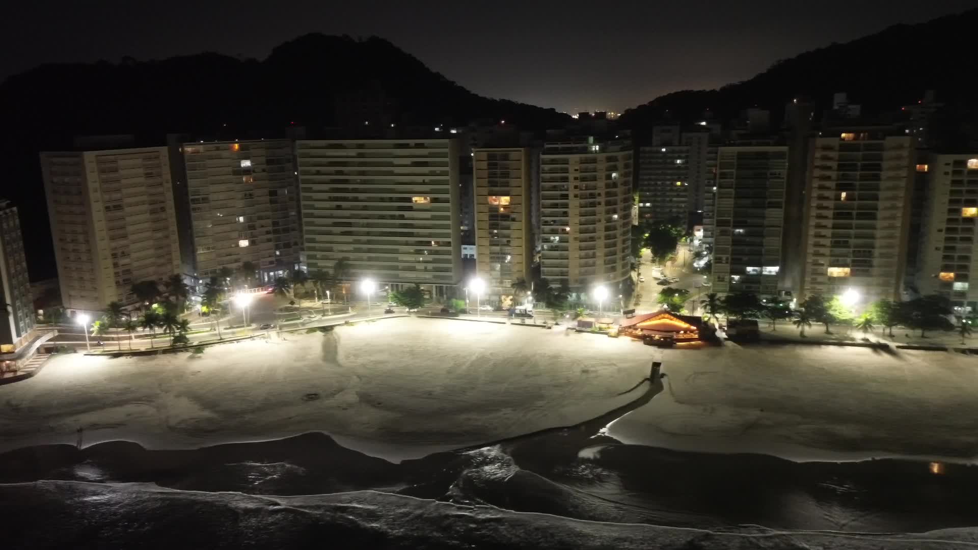 Praia do Guarujá noite 2025