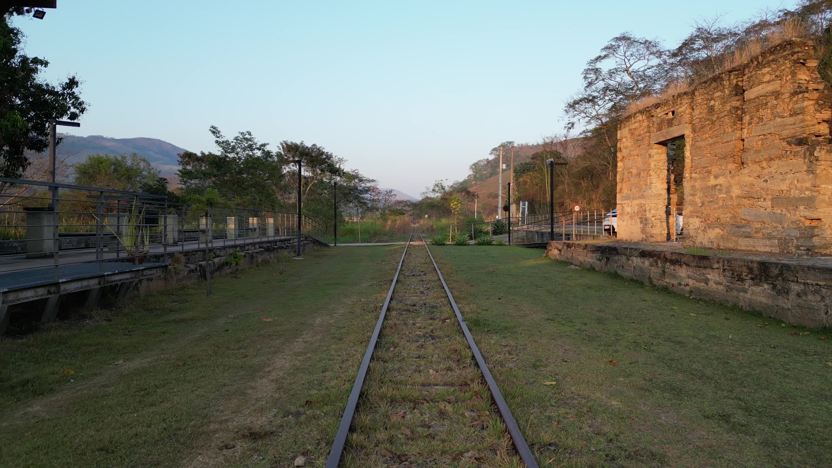 uma passagem acima da linha de tres em Minas Gerais