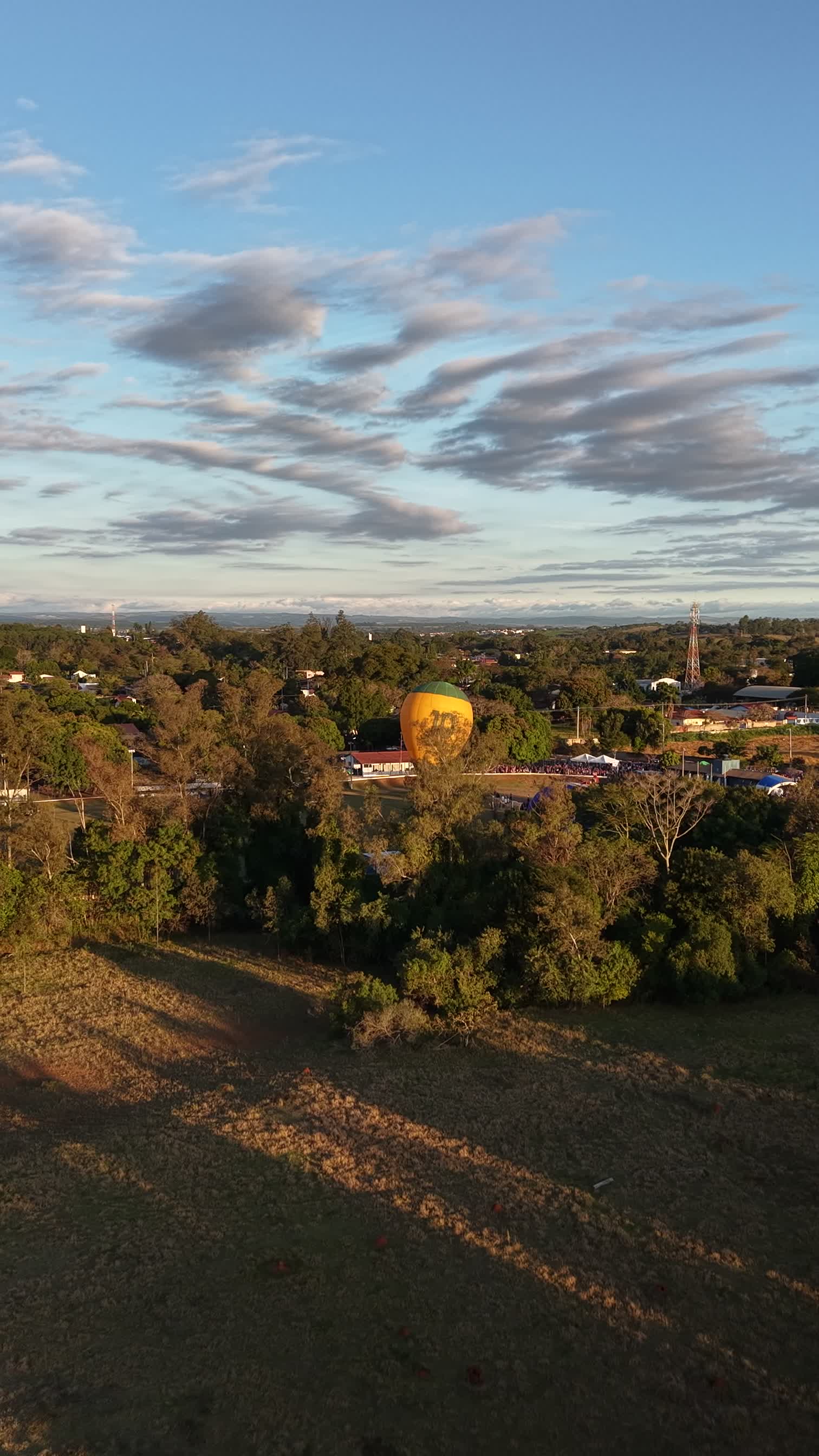 Balão ao amanhecer sobre a cidade