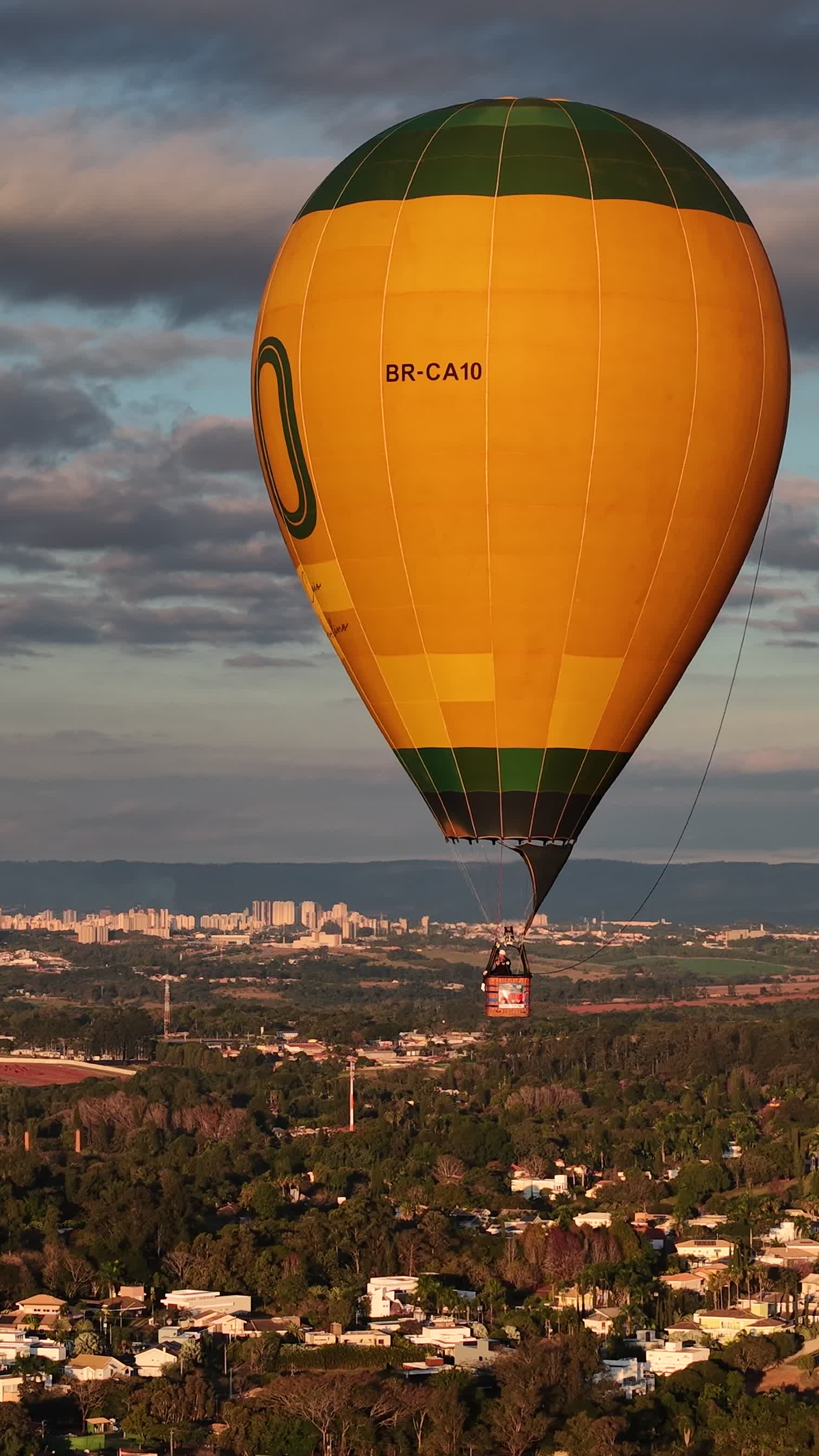 Balão amarelo sobrevoando a cidade