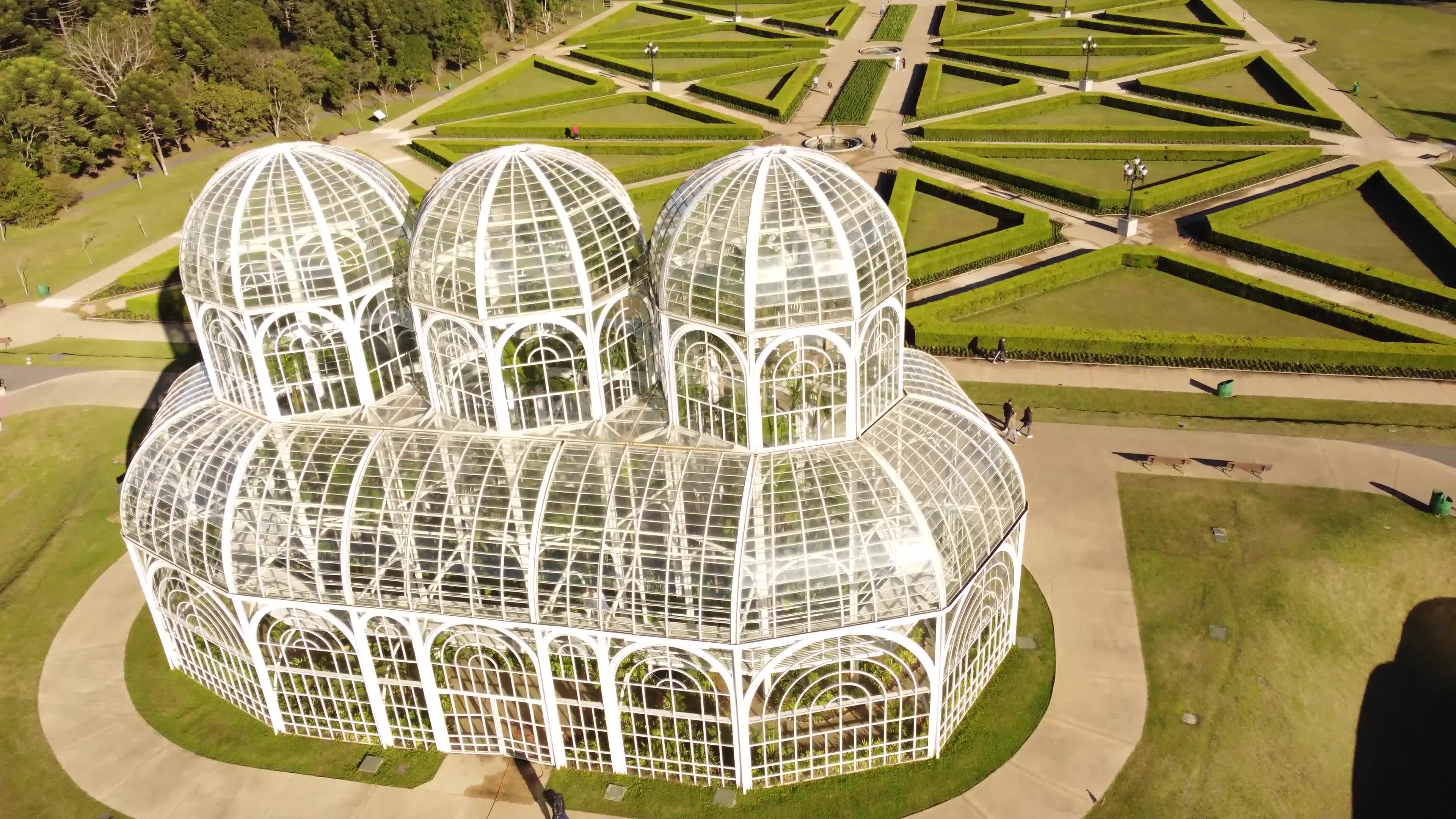 Aproximando da estufa do Jardim Botânico de Curitiba PR