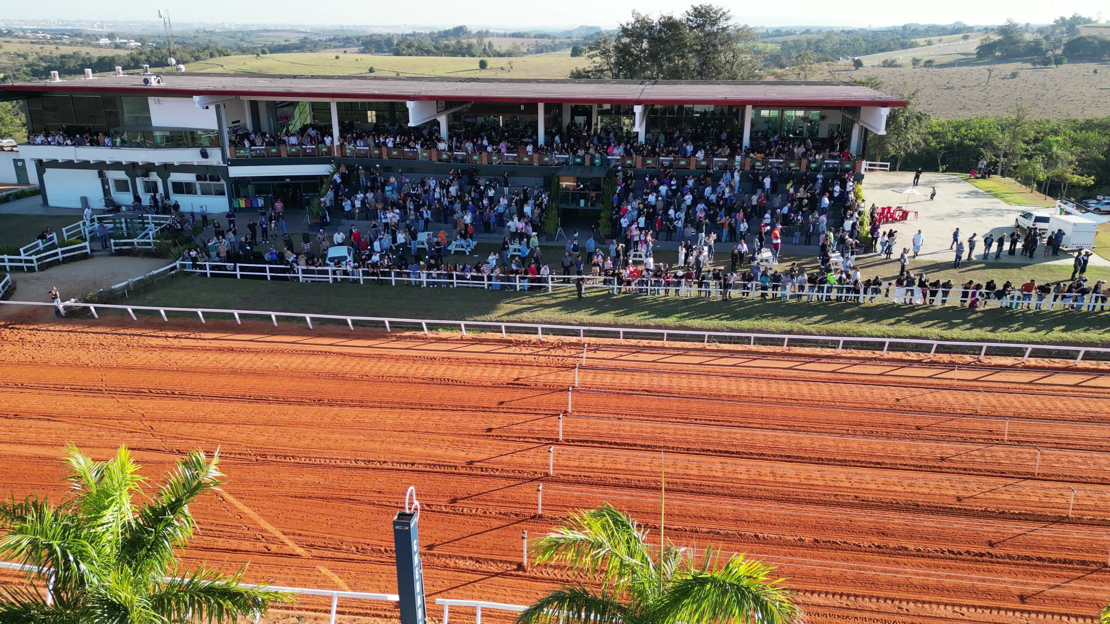 Público reunido em grande evento no hipódromo