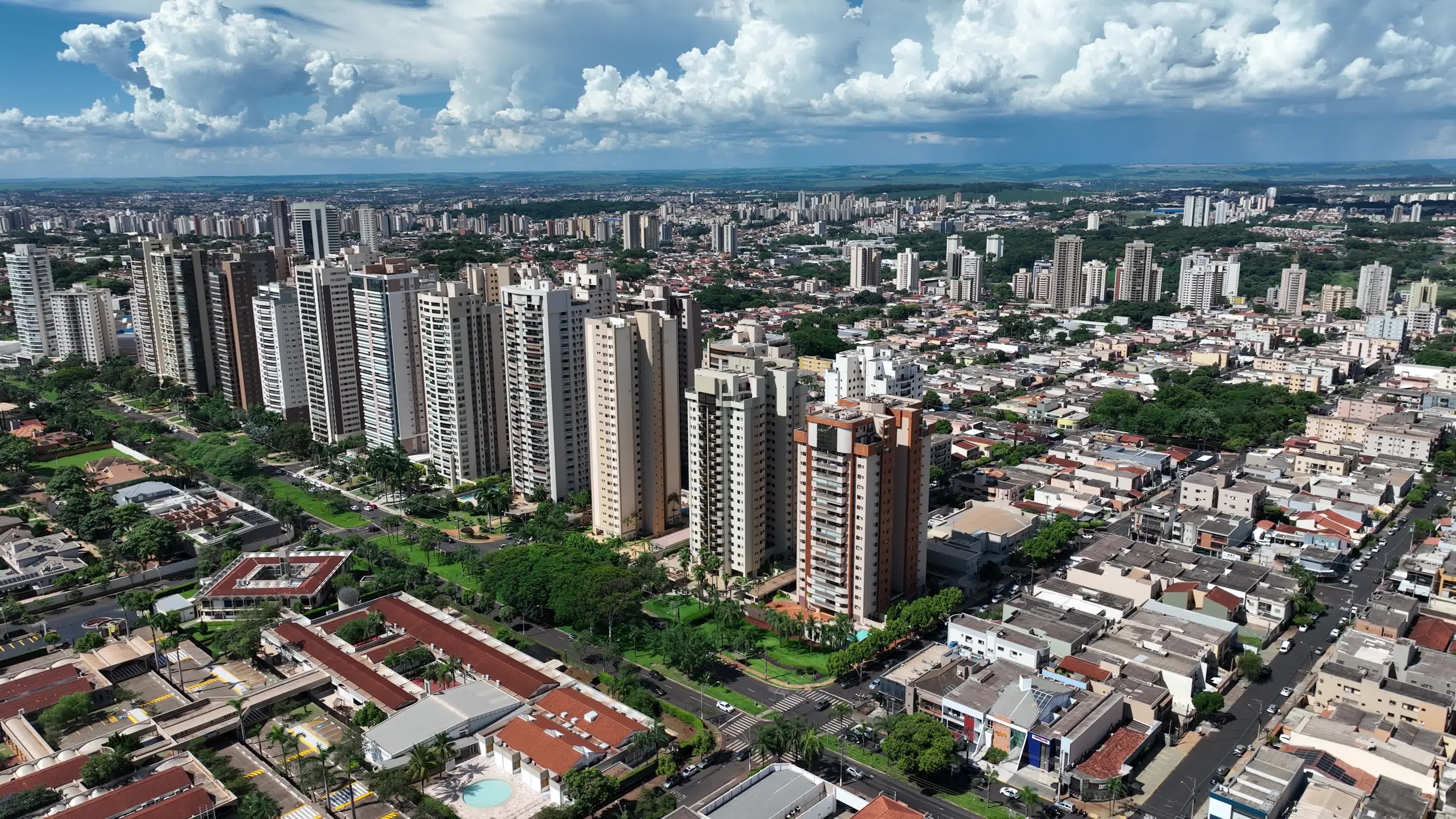 Vehicles and buildings on Avenida Joao Fiusa in Ribeirao Preto