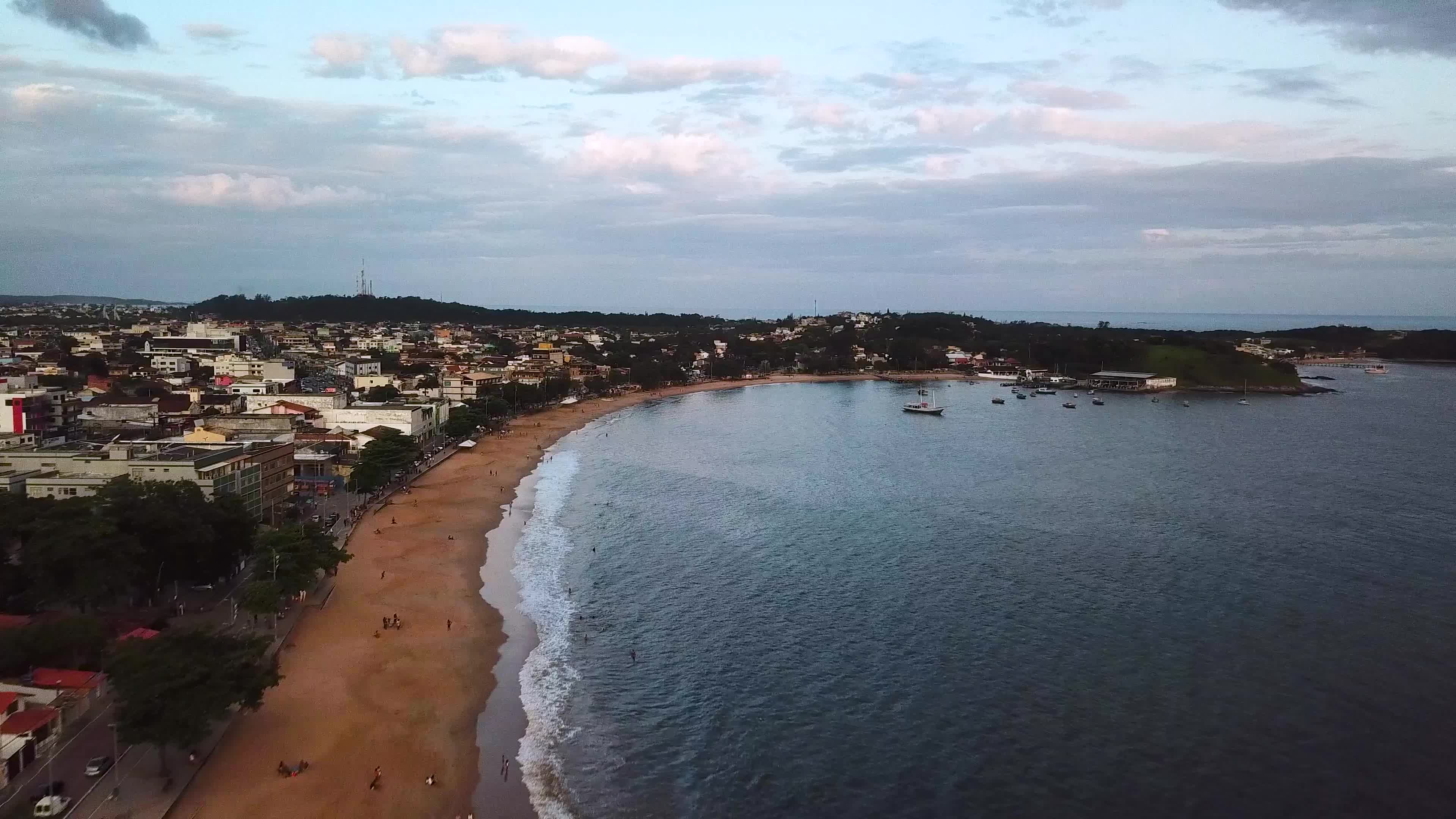 Praia do bosque em Rio das Ostras-RJ em dia nublado e com  poucas pessoas