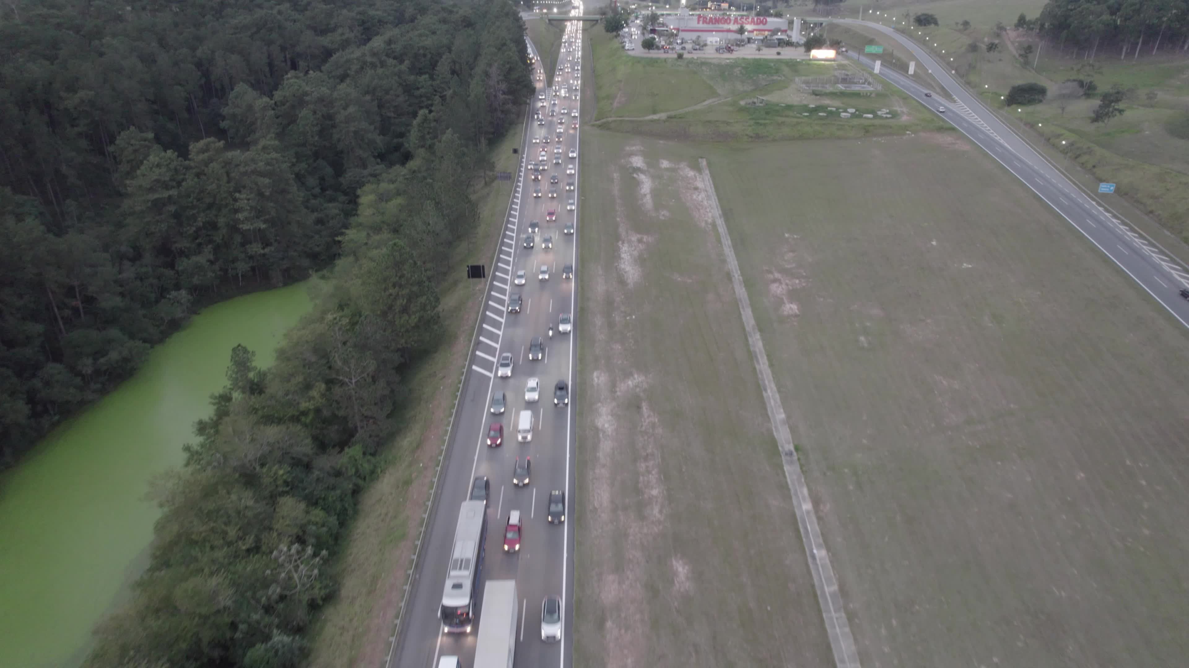 Rodovia rumo a São Paulo - Fim de tarde com trânsito carregado