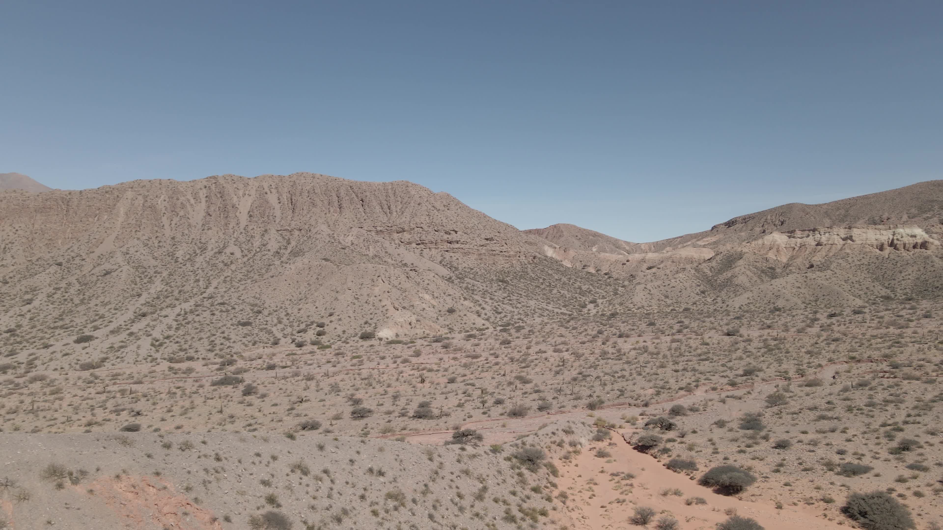Paisagem árida de montanhas avermelhadas e deserto