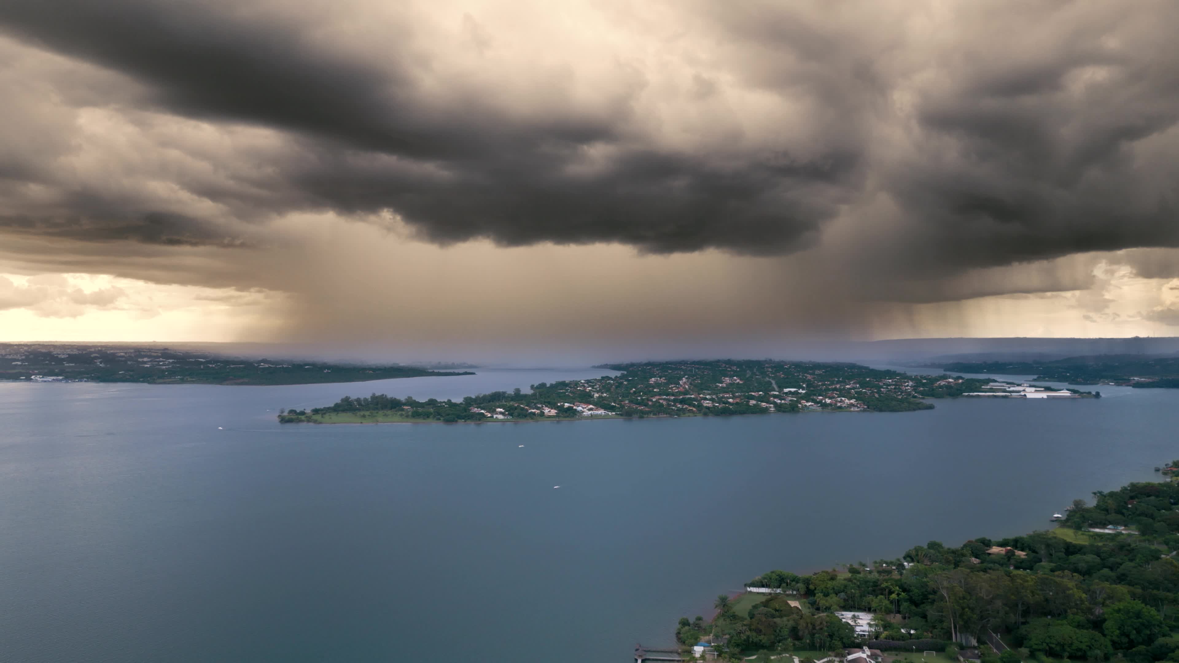 Tempestade se formando sobre o lago Paranoá
