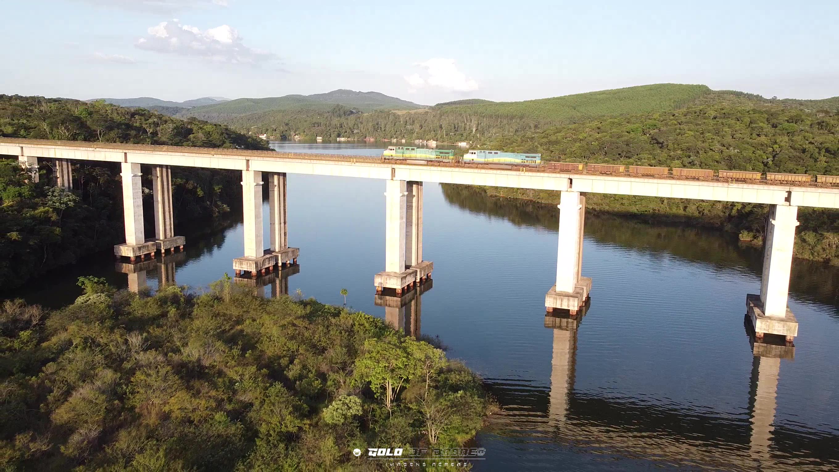 Viaduto ferroviário sobre a Represa de Peti 