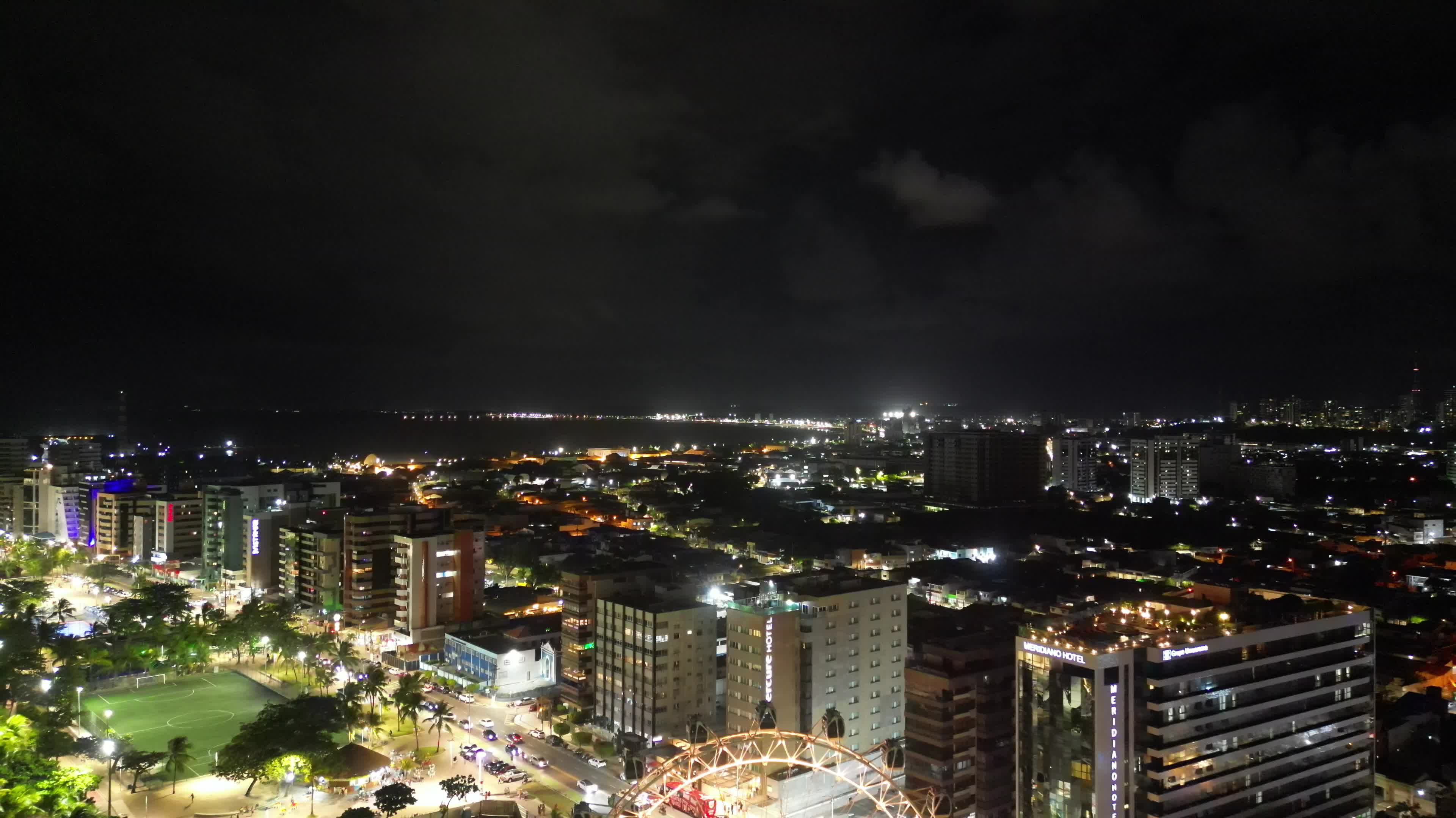 Noite iluminada na orla urbana -Pajuçara
