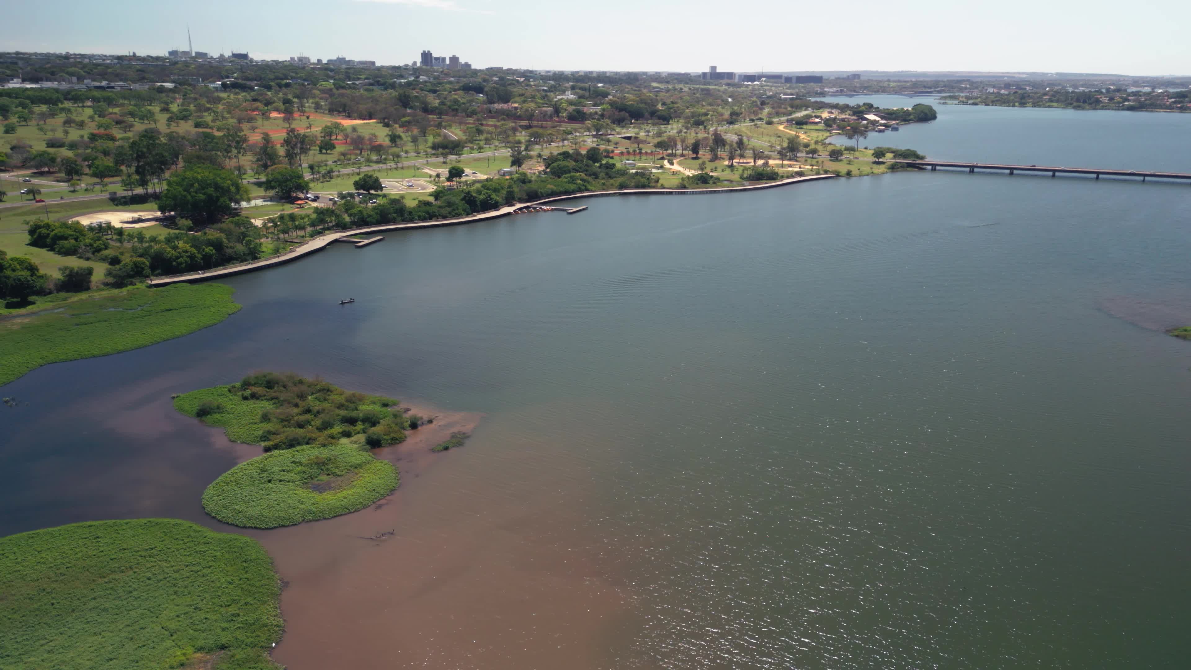 Orla arborizada à beira do lago Paranoá